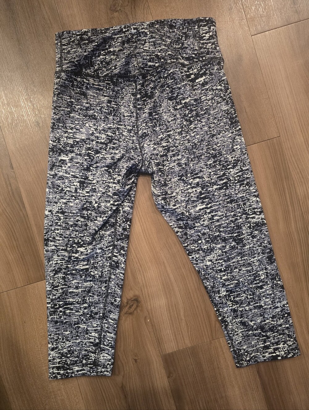 High-Rise Capri Leggings - Picture 5 of 7